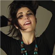 Insegnante di canto moderno impartisce lezioni di canto, armonia e improvvisazione